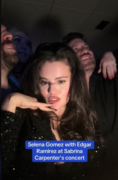 Selena Gomez podczas tańca z kolegą z planu.