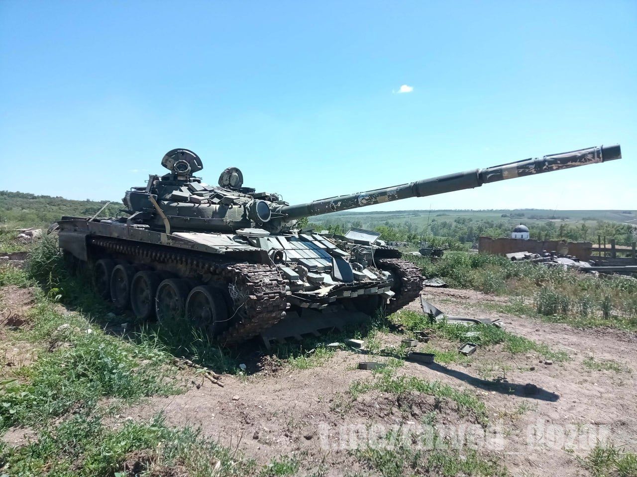 Zniszczony ukraiński T-72B.