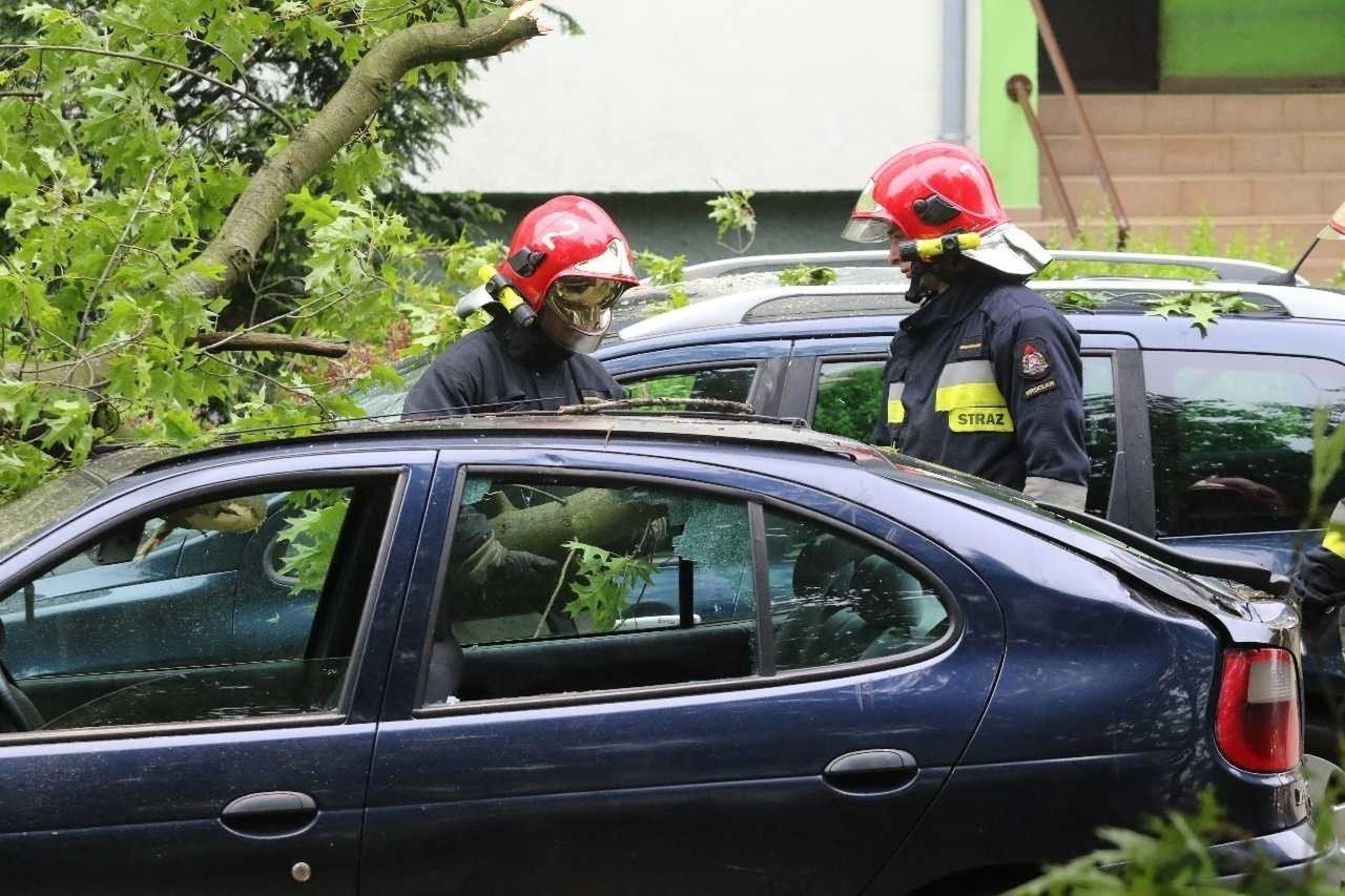 Pobojowisko po burzy. Zniszczone samochody i dachy na Dolnym Śląsku. Piorun uderzył w stację transformatorową!