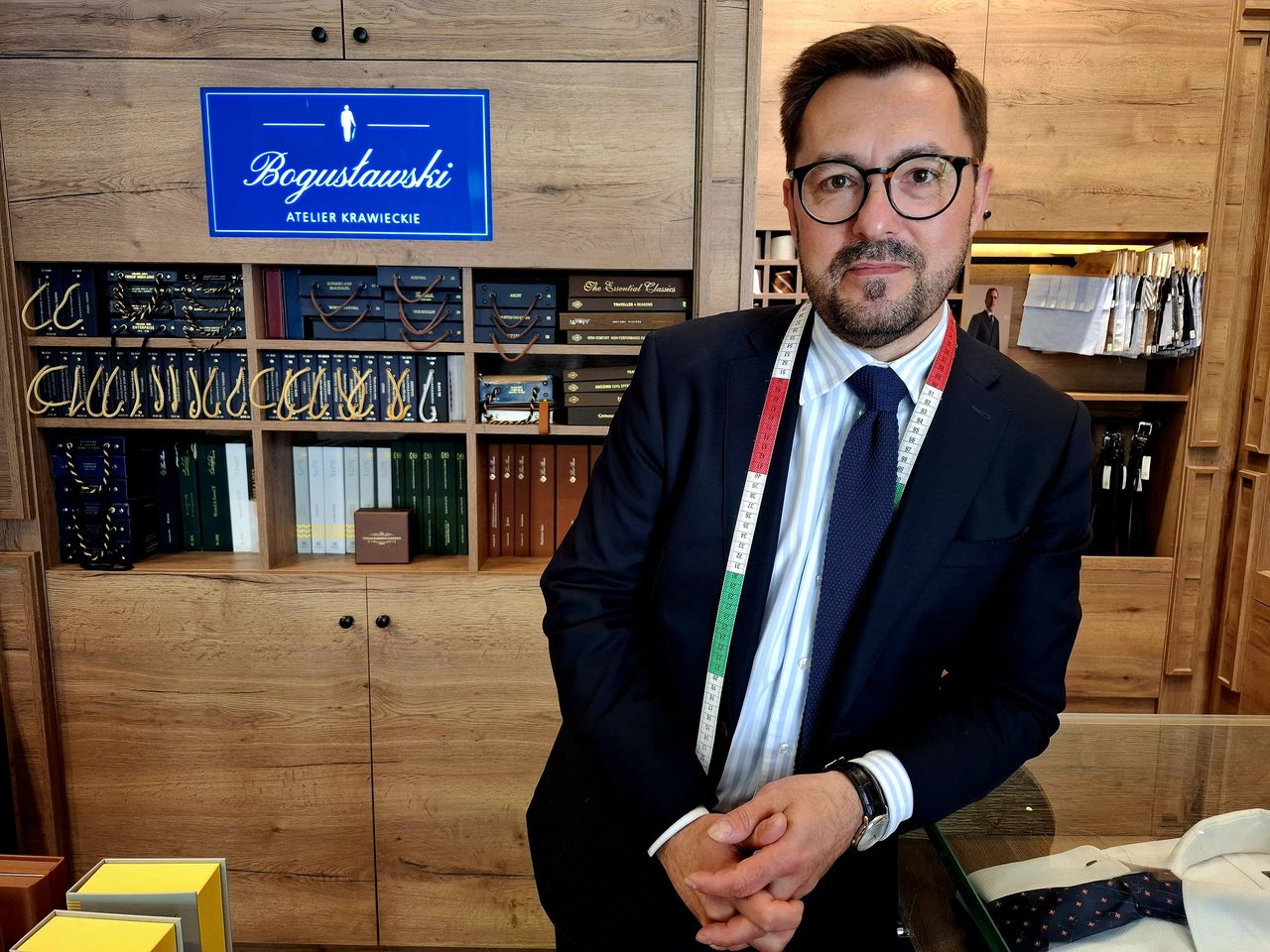 Jego klienci są dowodem na to, że duch elegancji w mężczyznach żyje. Z mistrzem krawiectwa rozmawiamy o garniturach i stylu
