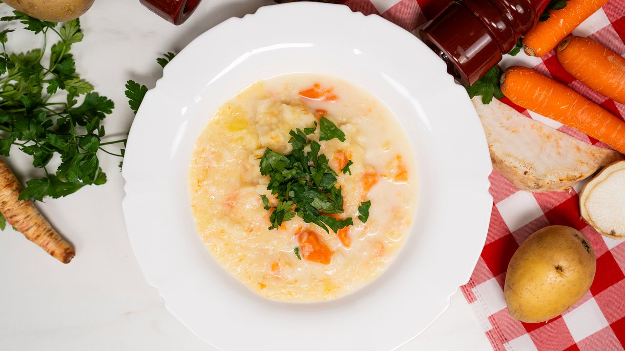 Nazwa tego dania totalnie cię zaskoczy. Jak zrobić zupę Ślepe Ryby i co można w niej znaleźć?