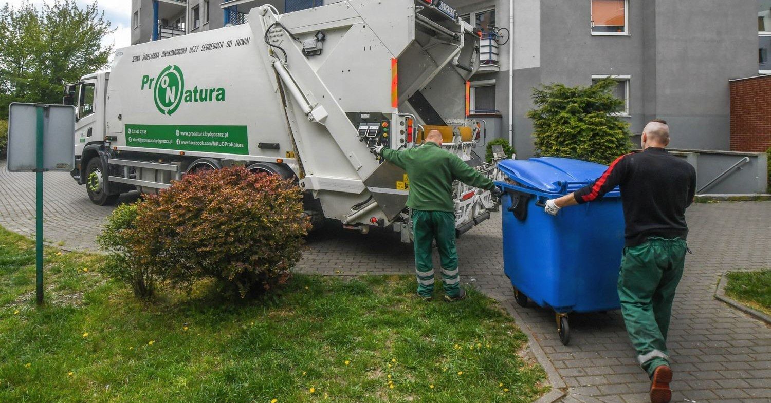 Pojemniki mają kółka, ale bywają bardzo ciężkie. Pracownicy Pronatury, wożąc je codziennie po często nierównym terenie, przez progi, krawężniki itd., nabawiają się urazów.