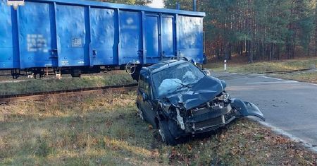 Zderzenie samochodu marki Suzuki z pociągiem towarowym. 60-letnia kierująca nie zachowała ostrożności