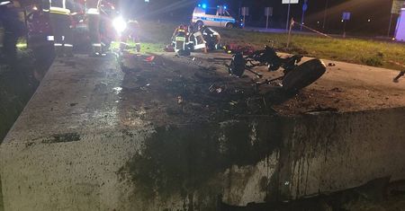 Koszmar w Rybniku. Samochód wbił się w betonowy cokół pod wieżę Eiffla