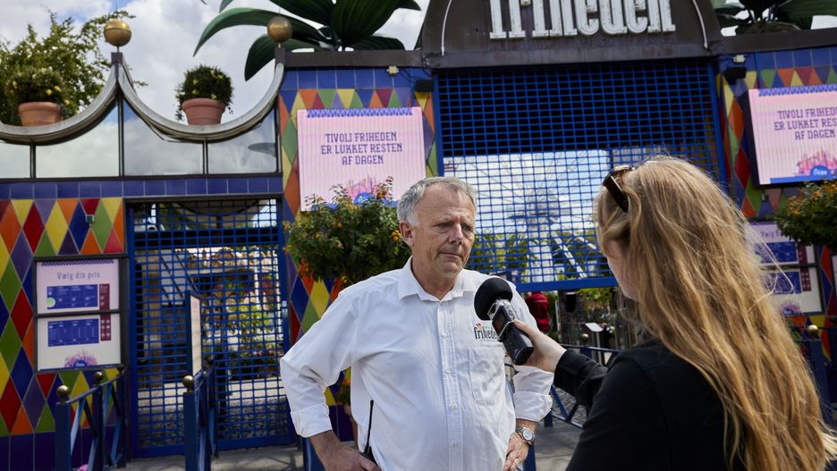 Henrik Ragborg Olsen, the manager of the Tivoli Friheden amusement park speaks to a journalist outside the park in Aarhus Denmark, 14 July 2022 after a fatal accident had happened here earlier the same day. A 14 year old girl from Copenhagen lost her life when in the rollercoaster Cobraen where several people were squished. A 13 year old boy also injured one of his hands. Investigations as to what happened are still ongoing. The amusement park has been closed for the rest of the day. EPA/Mikkel Berg Pedersen DENMARK OUT Dostawca: PAP/EPA.