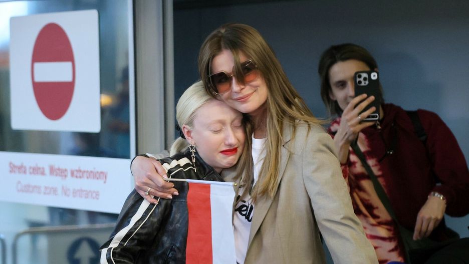Powitanie Luny po powrocie ze Szwecji
Fot. Wojciech Olkusnik/East News, Warszawa, 12.05.2024. Lotnisko im. F. Chopina.  Spotkanie z Luna - reprezentantka Polski w tegorocznym Konkursie Piosenki Eurowizji - tuz po powrocie ze Szwecji.
Wojciech Olkusnik