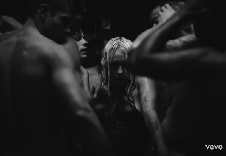 Miley Cyrus w teledysku "River"