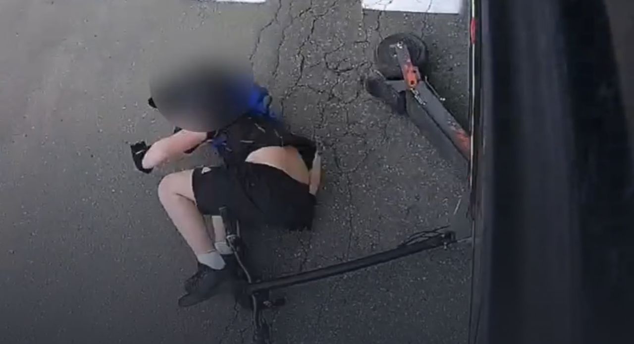 Groźne zderzenie hulajnogi z autobusem w Gliwicach. Nagranie przestrogą