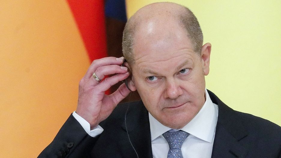 Niemiecki kanclerz w kleszczach