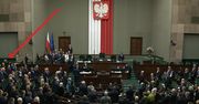 Nie wstał do hymnu. PiS oburzone zachowaniem ministra