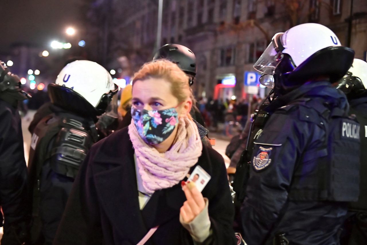 Strajk Kobiet. Barbara Nowacka potraktowana gazem. Pokazała zdjęcia z akcji policji