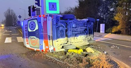 Osobówka uderzyła w ambulans. Cztery osoby ranne