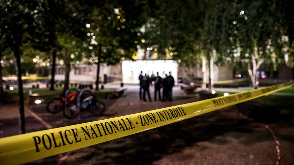 A police cordon restricts access to the Gambetta-Carnot high school in Arras, in north of France, 13 October 2023. A man originally from Chechnya with a record of radicalization entered into the high school with a knife, attacking several students and killing a teacher. The perpetrator, and his brother, have been arrested by the police. The French National Anti-Terrorism Prosecutor's Office has announced the opening of an investigation into an assassination in connection with a terrorist enterprise. EPA/TERESA SUAREZ Dostawca: PAP/EPA.