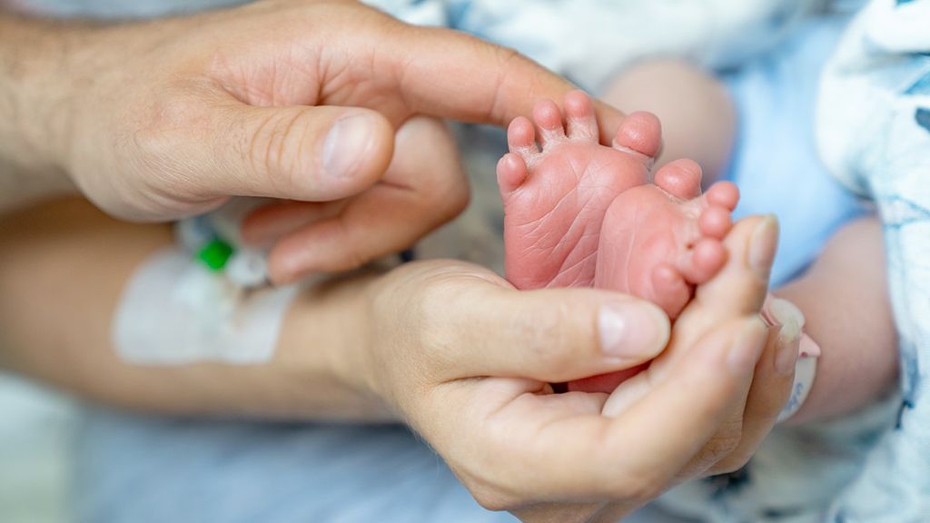 Pulsoksymetr dla najmłodszych dzieci może być umieszczany na stopach lub nadgarstku