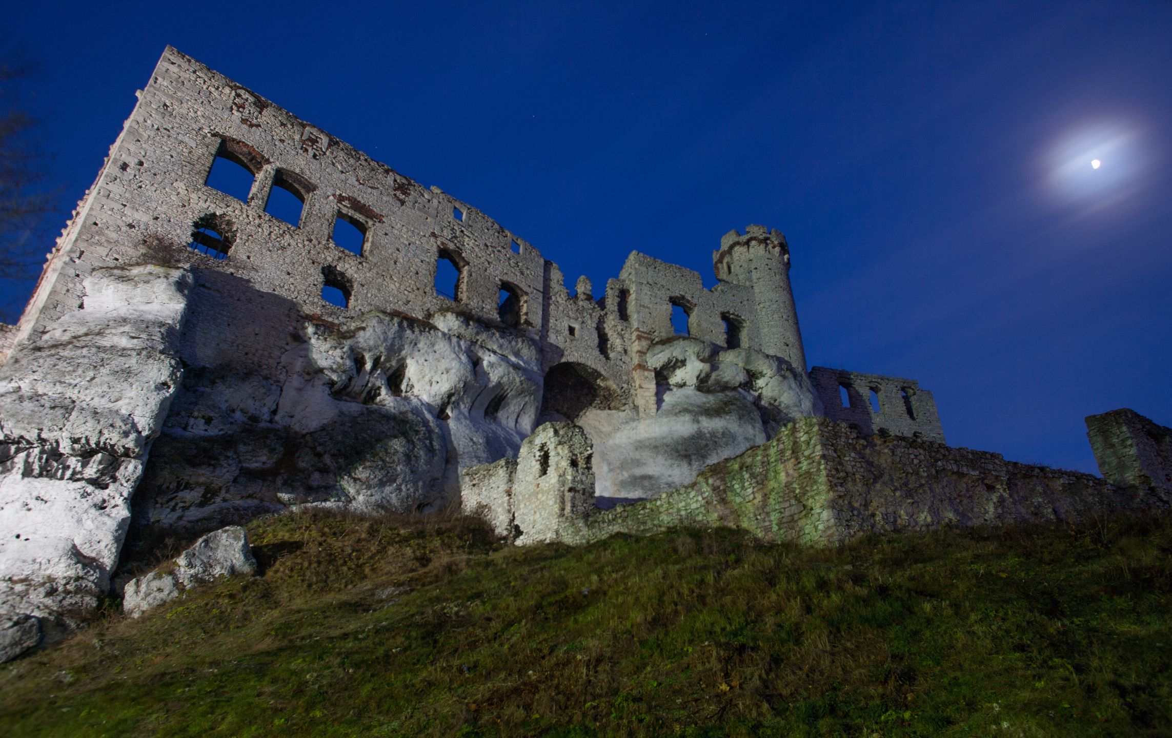 Nocą ruiny dawnej warowni robią wielkie wrażenie