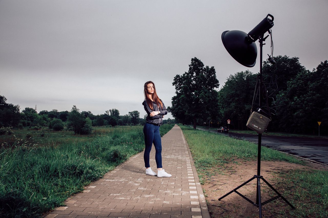 Beauty dish to jeden z moich ulubionych modyfikatorów. Daje ciekawe, kontrastowe światło, które możemy zmiękczyć dyfuzorem, a do tego jest bardzo mobilny.