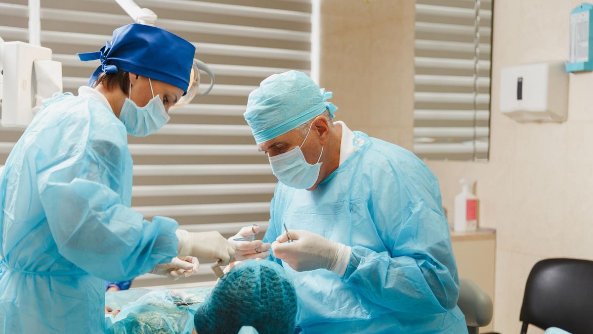 Chirurgia stomatologiczna łączy zagadnienia z zakresu stomatologii i chirurgii.