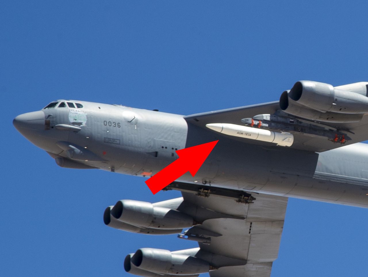 Pocisk AGM-183 ARRW pod skrzydłem bombowca B-52