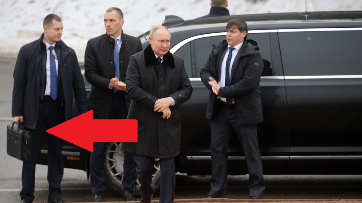 Ochroniarze Putina mają zwykle ze sobą specjalne teczki.