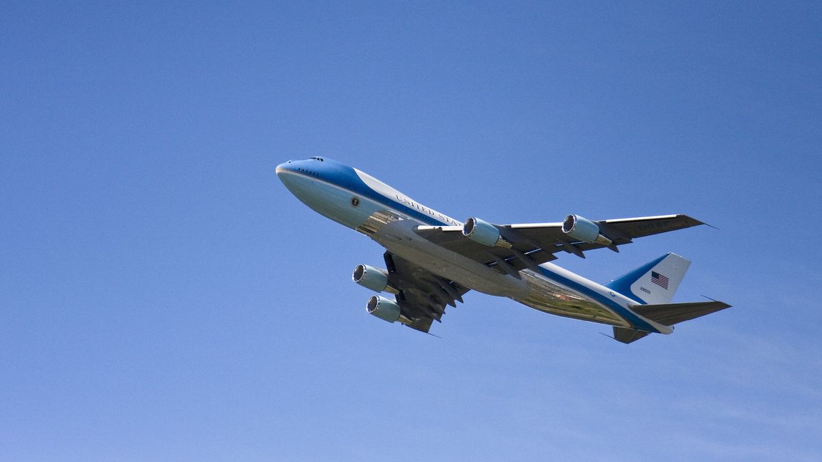 Air Force One w powietrzu.