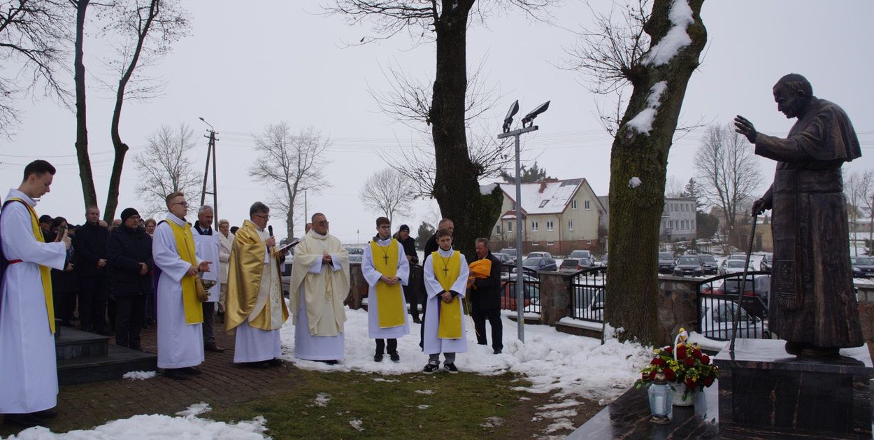 Grabów: Wierni uczestniczyli w odsłonięciu pomnika papieża