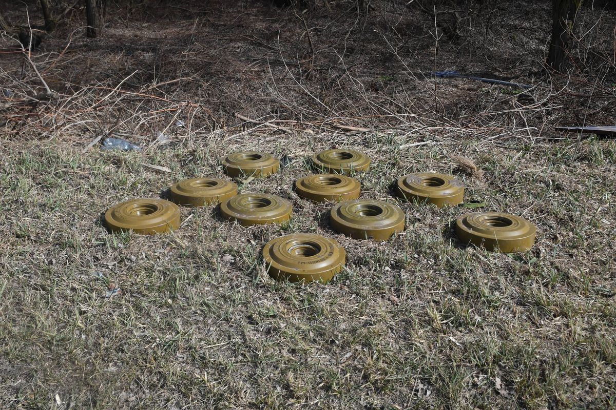 Rosyjskie miny przeciwpancerne przy drodze szybkiego ruchu do Czernihowa