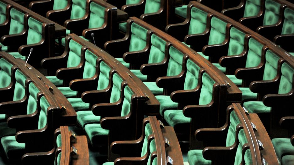 Pusta sala obrad plenarnych Sejmu
