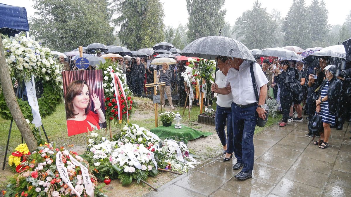 Pogrzeb Joanny Kołaczkowskiej w deszczu