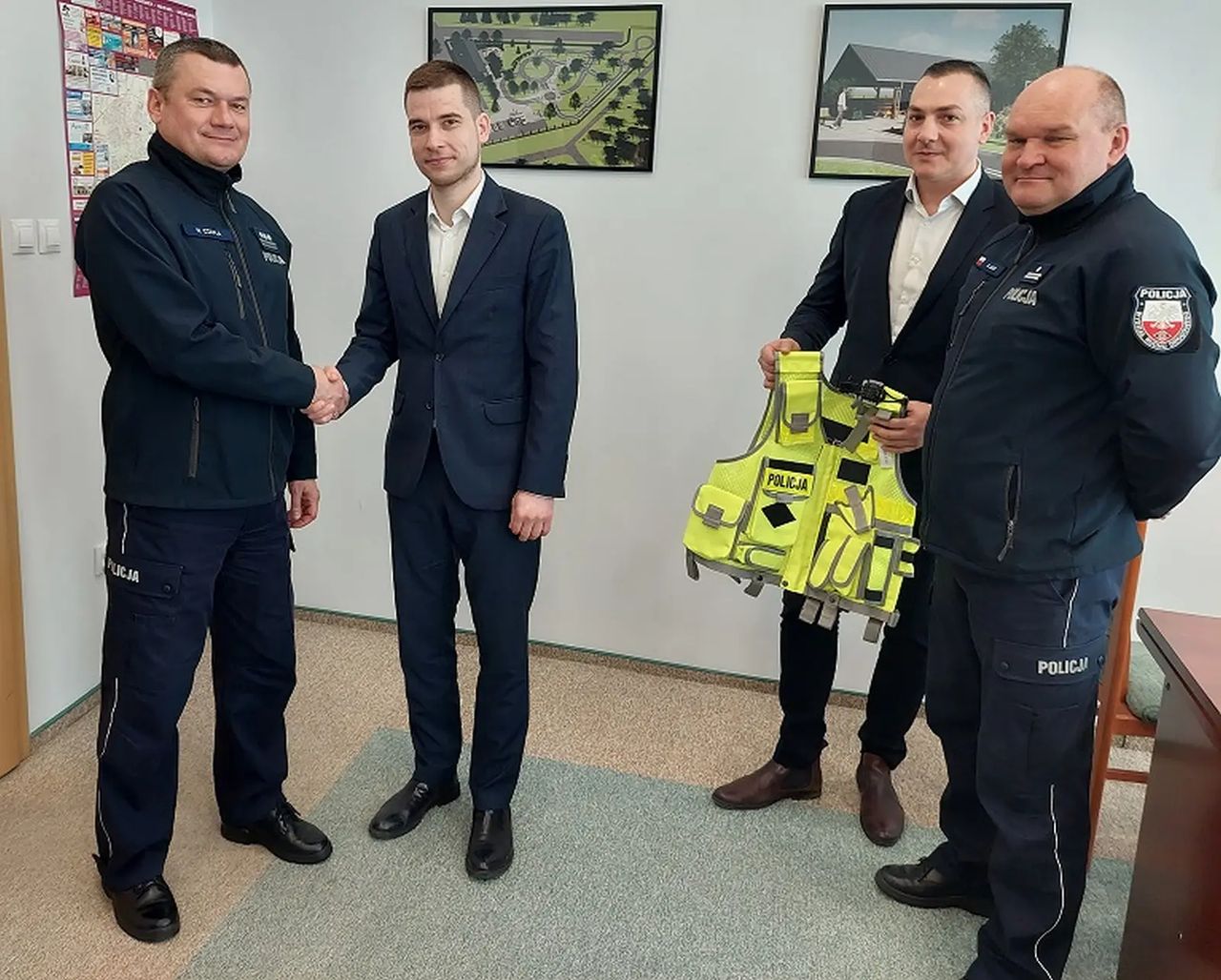 To zdjęcie również zostało skasowane. Dyrektor WORD Wojciech Babicz ściska dłoń komendanta miejskiego policji w Białej Podlaskiej Wojciecha Czapli, a dyrektor pogotowia Igor Dzikiewicz pozuje z kamizelką