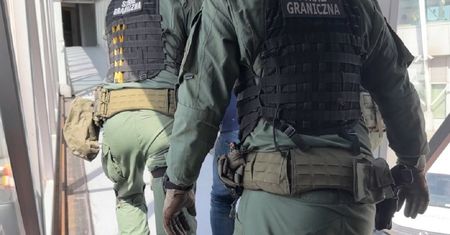 Skandal na lotnisku w Warszawie. Pijani  wyrzuceni z samolotu