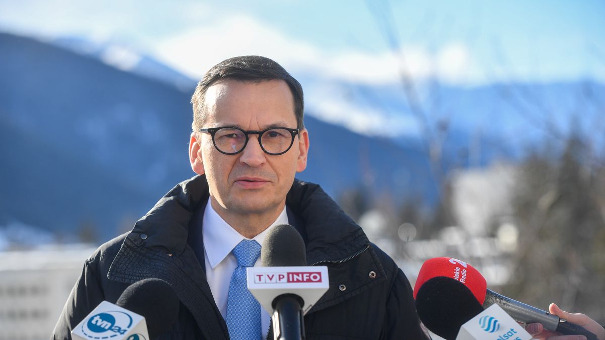 Davos, Szwajcaria, 18.01.2023. Premier Mateusz Morawiecki podczas wypowiedzi dla mediów po zakończeniu dyskusji "Strategic Investments-a key driver for Eastern European security� w ramach Światowego Forum Ekonomicznego w Davos, 18 bm. Konferencja w Davos jest spotkaniem prezesów najbogatszych światowych korporacji, przywódców politycznych oraz wybranych intelektualistów i dziennikarzy. (aldg) PAP/Radek Pietruszka