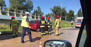 Wrocław. Utrudnienia na ul. Lotniczej. Samochód uderzył w hydrant, zalana jezdnia