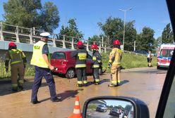 Wrocław. Utrudnienia na ul. Lotniczej. Samochód uderzył w hydrant, zalana jezdnia