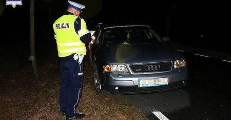 Szedł poza terenem zabudowany bez odblasków. Zginął potrącony przez audi