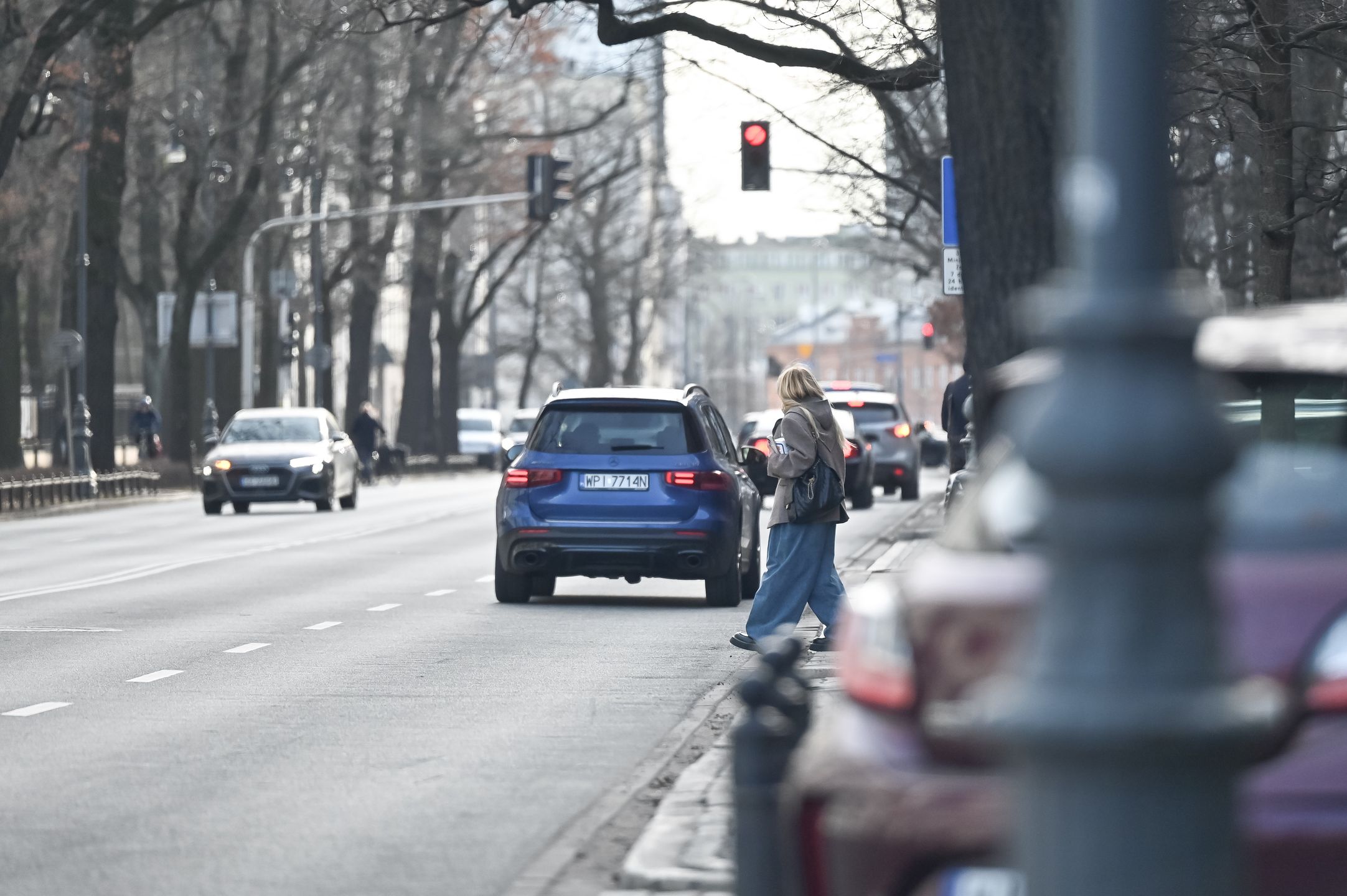 Monika Olejnik przechodzi przez jezdnię