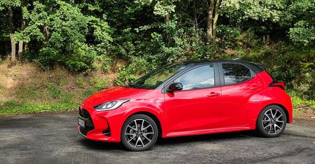 Toyota Yaris z logo Mazdy. Producent przedstawił plany na przyszłość