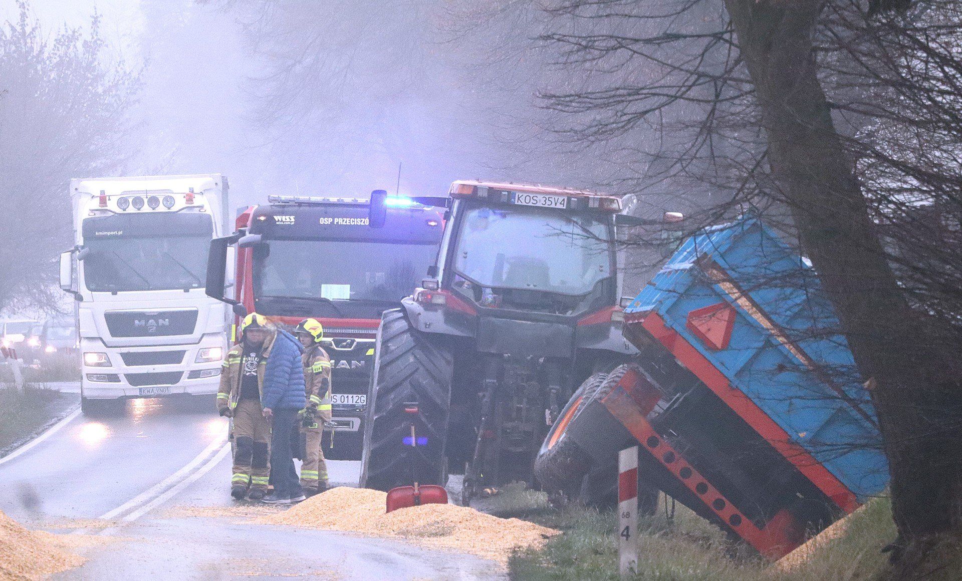W Przeciszowie, w ciągu DK 44, traktor z kukurydzą wylądował w rowie.