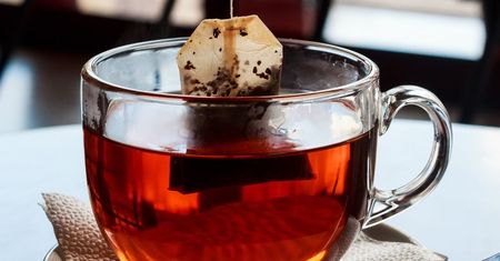 Pijesz herbatę w torebkach? Badacze nie mają dobrych wieści