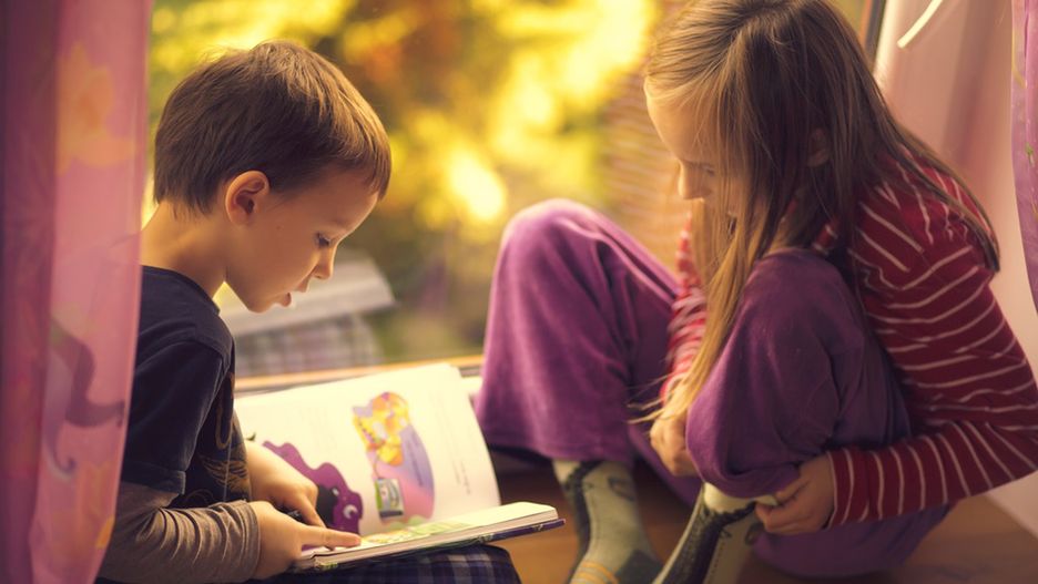 Czytanie książek to świetny sposób na pobudzenie dziecięcej wyobraźni i kreatywności