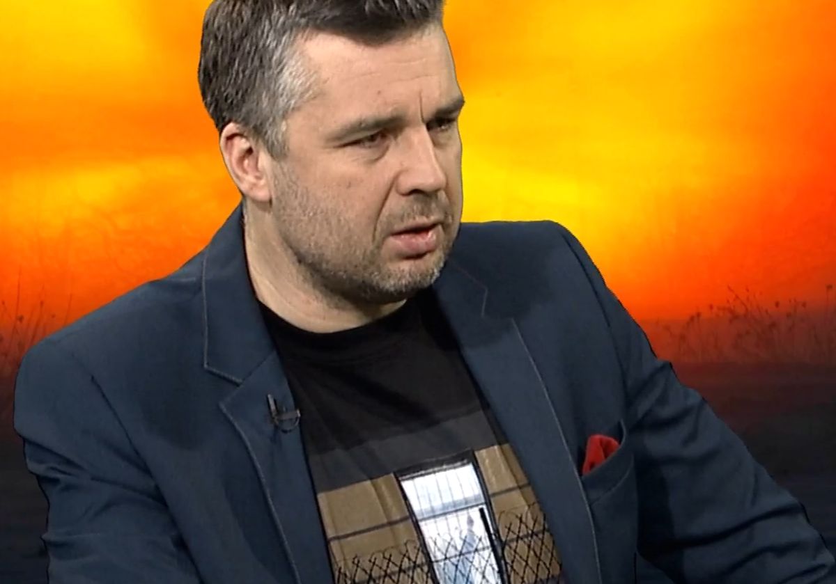 Michał Rachoń w koszulce z zakładem karnym w Przytułach Starych