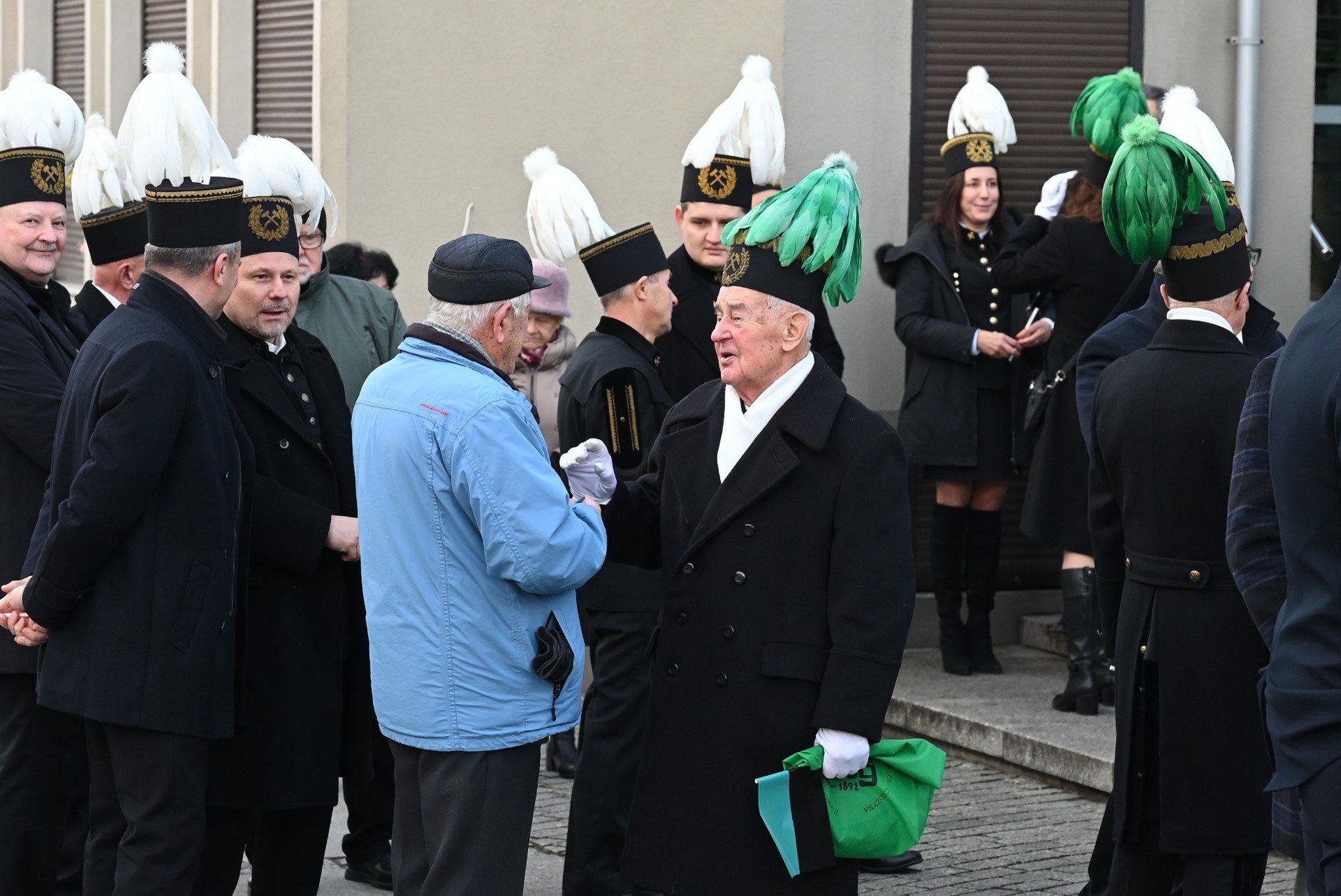 Górnicy podczas Pochodu Barbórkowego w Kielcach 4 grudnia 2025. Uczestnicy przemaszerowali ulicami miasta w galowych strojach górniczych.