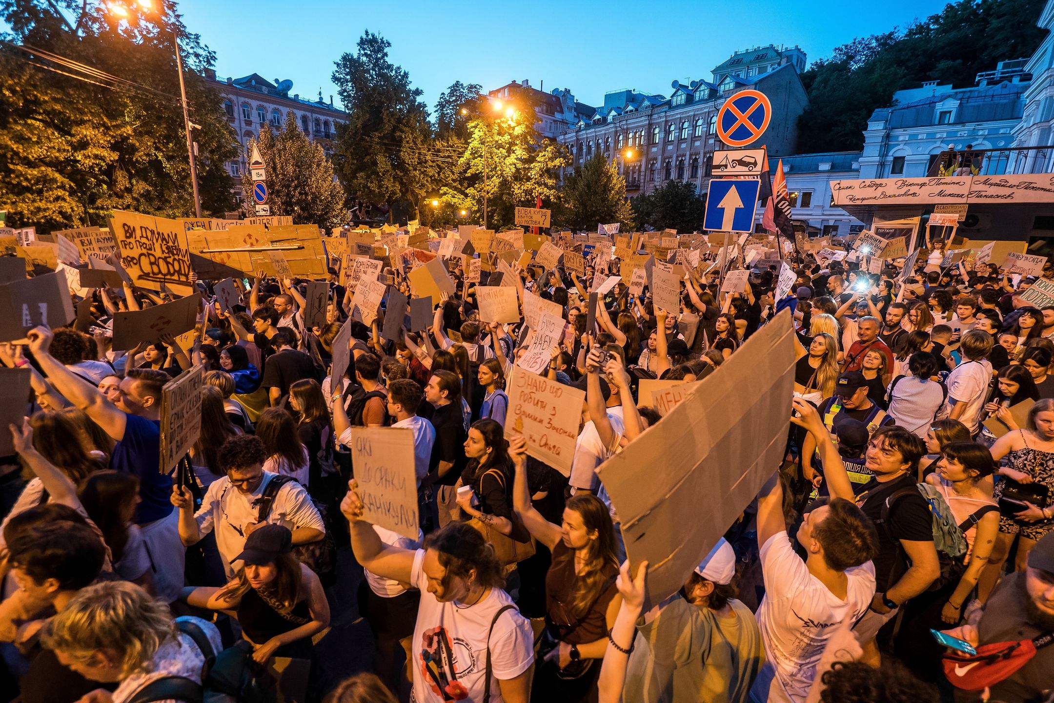 Kijów, Ukraina, 23.07.2025. Wiec przeciwko przyjętej przez Radę Najwyższą ustawie, która ogranicza niezależność Narodowego Biura Antykorupcyjnego Ukrainy (NABU) i Specjalnej Prokuratury Antykorupcyjnej (SAP), w Kijowie, 23 bm. Dzisiaj w wielu dużych miastach Ukrainy, w tym w Kijowie, Charkowie, Lwowie, Winnicy i Mikołajowie, odbyły się protesty. (ad) PAP/Vladyslav Musiienko ***Do tego materiału zdjęciowego dostępna jest również depesza w systemie CSI, pt.: Ukraina/ Zełenski zapowiedział stworzenie nowej ustawy o instytucjach antykorupcyjnych***
