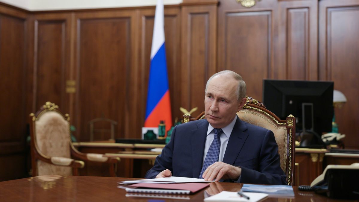 Russian President Vladimir Putin meets with Head of the Federal Service for Supervision of Natural Resources Svetlana Radionova in Moscow, Russia, 21 October 2025. EPA/ALEXANDER KAZAKOV / SPUTNIK / KREMLIN POOL MANDATORY CREDIT Dostawca: PAP/EPA.