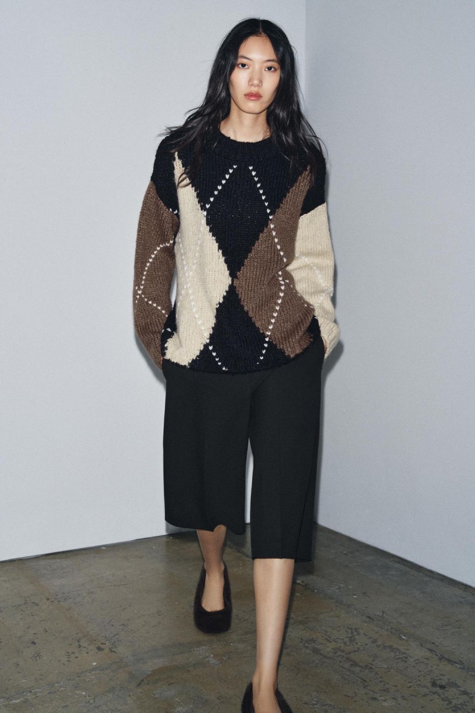 Sweter w duże romby z kolekcji Zary. 