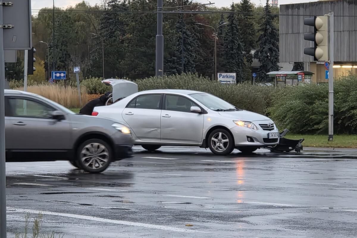 Zderzenie dwóch aut na rondzie Dmowskiego przy Zamku