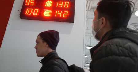 Rubel najsłabszy od roku. Odpływ zagranicznego kapitału