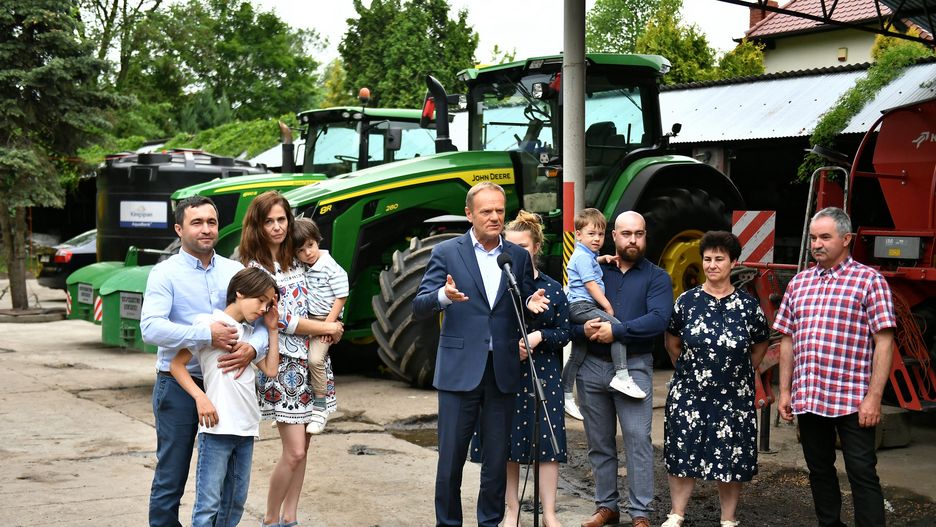 Solidarna Polska wykorzystała nagranie z Donaldem Tuskiem na tle ciągników