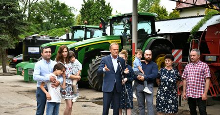 Uderzyli w Tuska nagraniem. W sieci wrze po aferze z ciągnikiem
