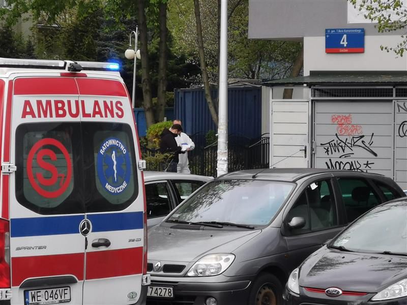 Warszawa. Do dramatycznych wydarzeń w pralni na Gocławiu doszło w piątek 7 maja. 37-latek zaatakował nożem interweniujących policjantów. Padły strzały ostrzegawcze. Fot. Klaudia Zawistowska