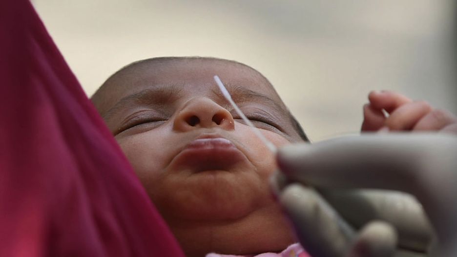 Objawem zakażenia koronawirusem u niemowląt może być tylko gorączka